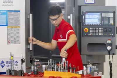 靠技能成才，以技能报国——新时代职业培训的使命与路径